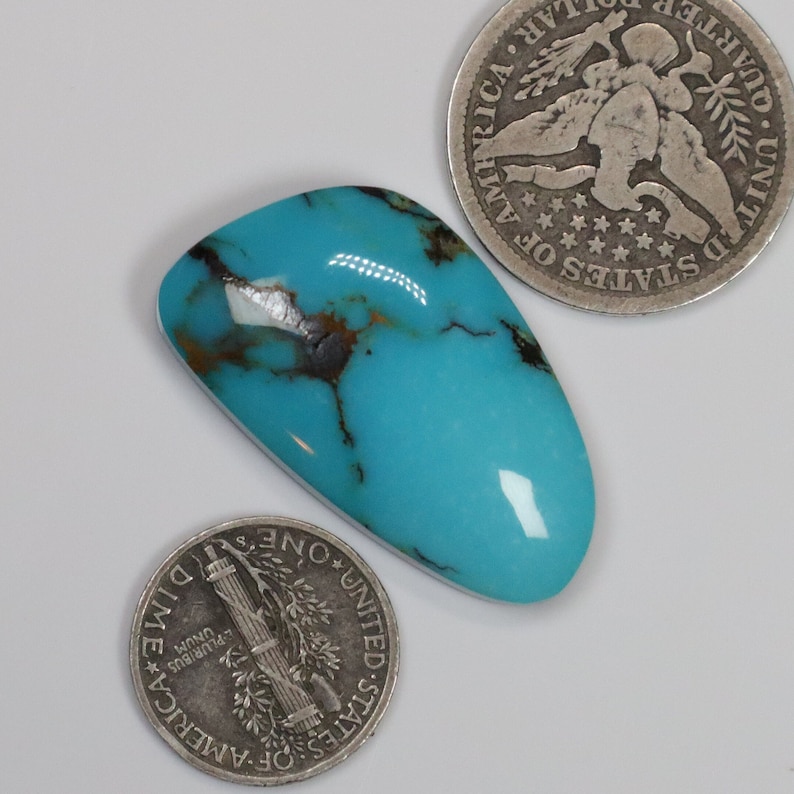 33 carats Kingman Turquoise Cabochon