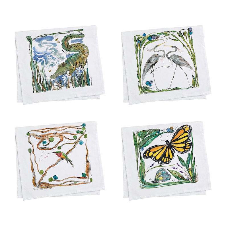 K&ouml;nnte beinhalten: Set aus vier K&uuml;chent&uuml;chern mit naturinspirierten Designs. Das erste Handtuch zeigt ein gr&uuml;nes Alligator in einer Sumpflandschaft. Das zweite Handtuch zeigt zwei blaue Reiher in einer gr&uuml;nen und blauen Blumenlandschaft. Das dritte Handtuch zeigt einen Kolibri, der durch eine braune und gr&uuml;ne Rankenlandschaft fliegt. Das vierte Handtuch zeigt einen gelben Schmetterling mit einem kleineren blauen Schmetterling in einer gr&uuml;nen und violetten Blumenlandschaft.