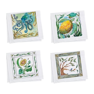 K&ouml;nnte beinhalten: Set aus vier K&uuml;chent&uuml;chern mit naturinspirierten Designs. Die Handt&uuml;cher zeigen einen Oktopus, eine Schildkr&ouml;te, eine Sonnenblume und einen Baum mit V&ouml;geln. Die Handt&uuml;cher sind wei&szlig; mit gr&uuml;nen, blauen und gelben Akzenten.