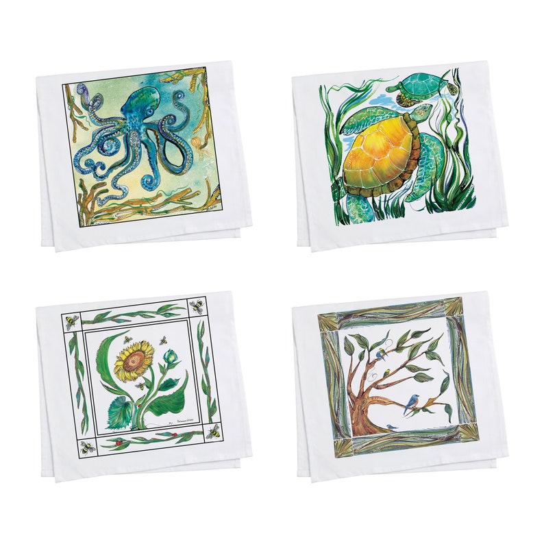 K&ouml;nnte beinhalten: Set aus vier K&uuml;chent&uuml;chern mit naturinspirierten Designs. Die Handt&uuml;cher zeigen einen Oktopus, eine Schildkr&ouml;te, eine Sonnenblume und einen Baum mit V&ouml;geln. Die Handt&uuml;cher sind wei&szlig; mit gr&uuml;nen, blauen und gelben Akzenten.