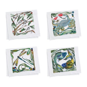 K&ouml;nnte beinhalten: Set aus vier wei&szlig;en Geschirrt&uuml;chern mit bunten Illustrationen. Das erste Handtuch zeigt eine Libelle mit gr&uuml;nen und gelben Fl&uuml;geln, das zweite zeigt eine Krabbe mit blauen und gr&uuml;nen Akzenten, das dritte zeigt zwei Fische mit blauen, gr&uuml;nen und gelben Akzenten und das vierte zeigt drei V&ouml;gel mit schwarzen, wei&szlig;en und roten Akzenten.
