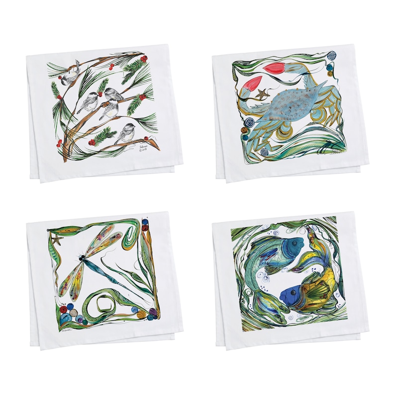 K&ouml;nnte beinhalten: Set aus vier wei&szlig;en Geschirrt&uuml;chern mit bunten Illustrationen. Das erste Handtuch zeigt eine Libelle mit gr&uuml;nen und gelben Fl&uuml;geln, das zweite zeigt eine Krabbe mit blauen und gr&uuml;nen Akzenten, das dritte zeigt zwei Fische mit blauen, gr&uuml;nen und gelben Akzenten und das vierte zeigt drei V&ouml;gel mit schwarzen, wei&szlig;en und roten Akzenten.