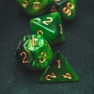 Juego de dados Poison Dagger - Mármol verde y negro con tinta dorada