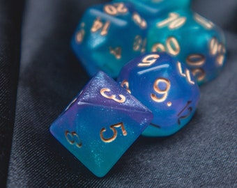 Juego de dados del Plano Astral: Dados TTRPG azul-morados brillantes