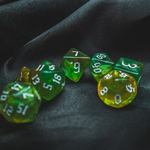 Juego de dados Natures Calling: Dados poliédricos con purpurina verde y naranja imagen 2