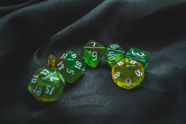 Juego de dados Natures Calling: Dados poliédricos con purpurina verde y naranja imagen 2