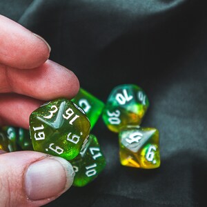 Juego de dados Natures Calling: Dados poliédricos con purpurina verde y naranja imagen 5