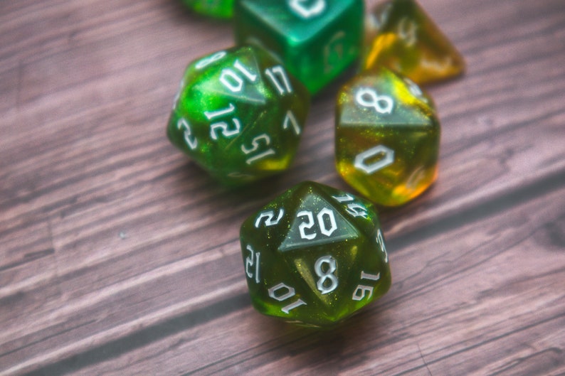 Juego de dados Natures Calling: Dados poliédricos con purpurina verde y naranja imagen 1