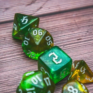 Juego de dados Natures Calling: Dados poliédricos con purpurina verde y naranja imagen 7