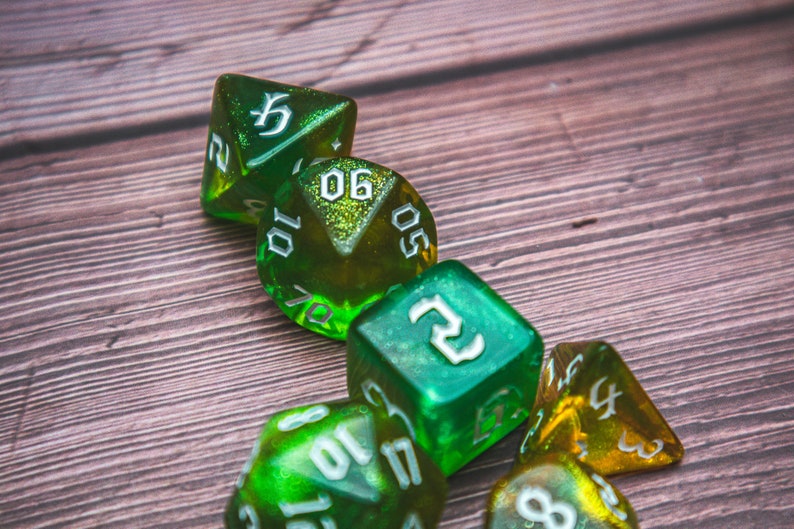 Juego de dados Natures Calling: Dados poliédricos con purpurina verde y naranja imagen 7