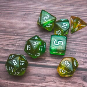 Juego de dados Natures Calling: Dados poliédricos con purpurina verde y naranja imagen 6