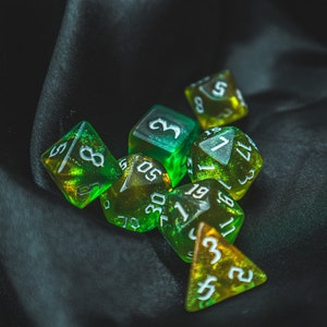 Juego de dados Natures Calling: Dados poliédricos con purpurina verde y naranja imagen 3