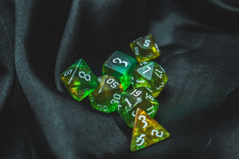 Juego de dados Natures Calling: Dados poliédricos con purpurina verde y naranja imagen 3