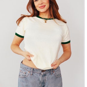 Camiseta retro Ringer: natural con ribete verde bosque