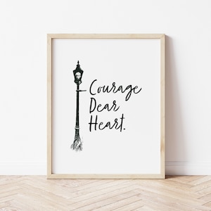 Stampa e illustrazione "Coraggio caro cuore" di CS Lewis, stampa artistica di Narnia, decorazione murale delle Cronache di Narnia, regali per gli amanti dei libri per lei o per lui