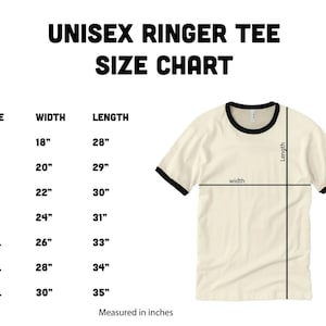 以下が含まれることがあります： ユニセックスのリングTシャツのサイズチャート。サイズはSから4XLまで。インチで測定されています。チャートには、各サイズの幅と長さが表示されています。