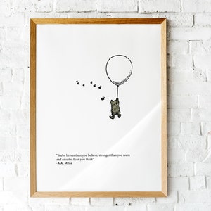 K&ouml;nnte beinhalten: Eine Schwarzwei&szlig;illustration von Winnie Puuh, der an einem Ballon festh&auml;lt, mit einem Zitat von A.A. Milne: "Du bist mutiger, als du glaubst, st&auml;rker, als du scheinst und kl&uuml;ger, als du denkst."