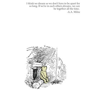 K&ouml;nnte beinhalten: Eine Schwarzwei&szlig;illustration von Winnie Puuh, der vor einem kleinen Haus mit einem Schild mit der Aufschrift "Mr. Sanders" sitzt. Das Zitat "Ich glaube, wir tr&auml;umen, damit wir nicht so lange getrennt sein m&uuml;ssen. Wenn wir in den Tr&auml;umen der anderen sind, k&ouml;nnen wir die ganze Zeit zusammen sein. -A.A. Milne" steht &uuml;ber der Illustration.