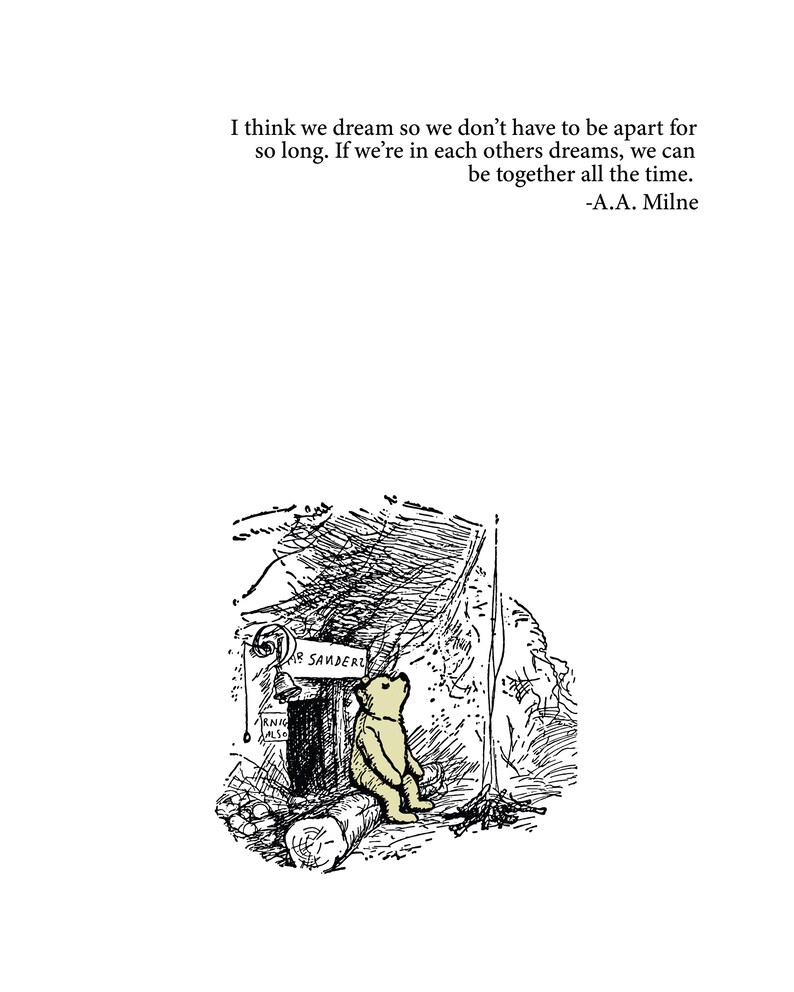 K&ouml;nnte beinhalten: Eine Schwarzwei&szlig;illustration von Winnie Puuh, der vor einem kleinen Haus mit einem Schild mit der Aufschrift "Mr. Sanders" sitzt. Das Zitat "Ich glaube, wir tr&auml;umen, damit wir nicht so lange getrennt sein m&uuml;ssen. Wenn wir in den Tr&auml;umen der anderen sind, k&ouml;nnen wir die ganze Zeit zusammen sein. -A.A. Milne" steht &uuml;ber der Illustration.