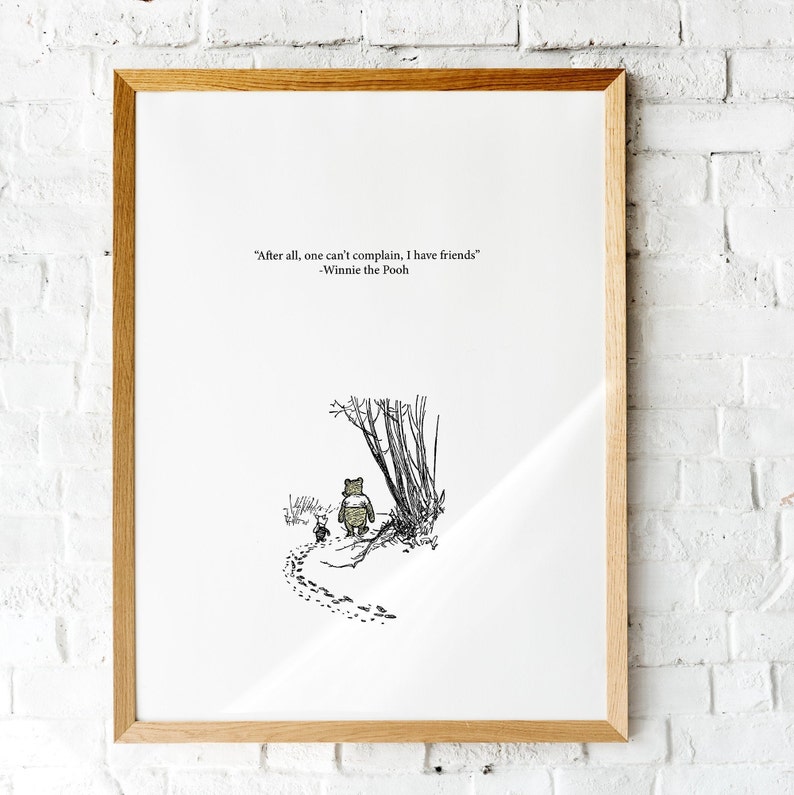 K&ouml;nnte beinhalten: Schwarzwei&szlig;-Illustration von Winnie Puuh und Ferkel, die im Wald spazieren gehen. Der Spruch "Letztendlich kann man sich nicht beschweren, ich habe Freunde" - Winnie Puuh ist &uuml;ber der Illustration gedruckt.