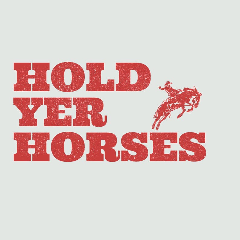 以下が含まれることがあります： 白い背景に赤い文字で「HOLD YER HORSES」と書かれています。テキストの右側に、赤いシルエットで、馬にまたがったカウボーイが描かれています。