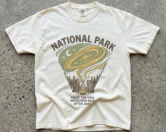 Nationalpark UFO Lagerfeuer Komfort Farben Tee: Tee, Bigfoot Alien Bär Shirt