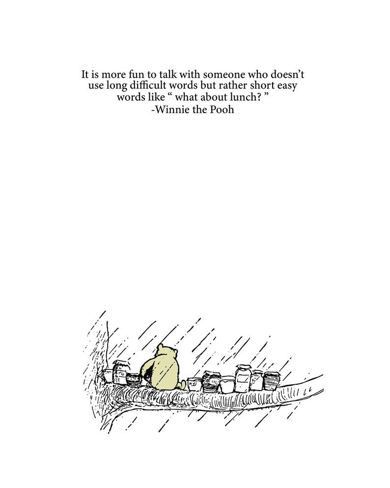 K&ouml;nnte beinhalten: Eine Schwarzwei&szlig;illustration von Winnie Puuh, der auf einem Baumzweig im Regen sitzt. Der Spruch "Es macht mehr Spa&szlig;, mit jemandem zu reden, der keine langen, schwierigen W&ouml;rter verwendet, sondern eher kurze, einfache W&ouml;rter wie "Was ist mit Mittagessen?" -Winnie Puuh" steht &uuml;ber der Illustration.