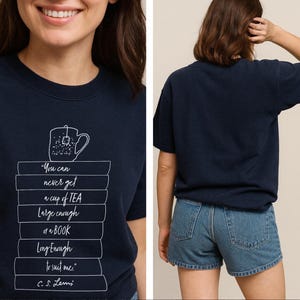 Koszulka z cytatem C.S. Lewisa: projekt stosu książek i filiżanki do herbaty