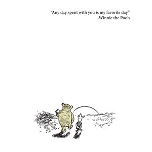 K&ouml;nnte beinhalten: Eine Schwarzwei&szlig;illustration von Winnie Puuh und Ferkel, die auf einen Sonnenuntergang zulaufen. Der Spruch "Any day spent with you is my favorite day" - Winnie Puuh steht &uuml;ber der Illustration.