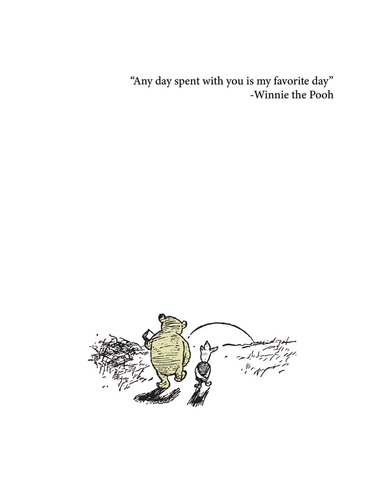 K&ouml;nnte beinhalten: Eine Schwarzwei&szlig;illustration von Winnie Puuh und Ferkel, die auf einen Sonnenuntergang zulaufen. Der Spruch "Any day spent with you is my favorite day" - Winnie Puuh steht &uuml;ber der Illustration.