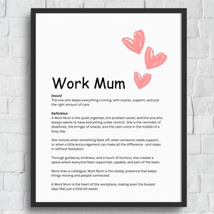Può includere: Stampa incorniciata con le parole "Work Mum" e una definizione del ruolo, ornata da cuori rosa. Il testo descrive una figura di supporto sul posto di lavoro, che offre aiuto e guida.