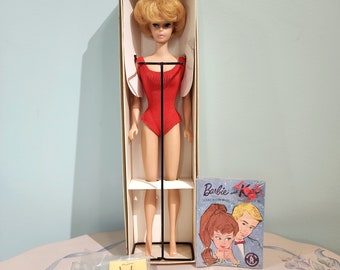 ORIGINAL VINTAGE 1962 año Muñeca Barbie Rubia Bubblecut, Con Soporte de Caja, Folleto, Japón, Midge, Midge Doll, Barbie Vintage, Raro