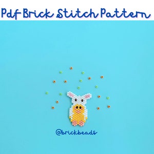 Peut inclure: Un sprite de lapin en perles blanches et jaunes sur un fond bleu avec une dispersion de perles orange et vertes. Le texte "@brickbeads" est sous le lapin.