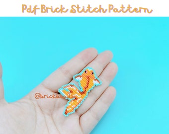 Puede incluir: Un pez koi de cuentas en naranja, blanco y turquesa, hecho con la técnica de punto de ladrillo. El texto "Pdf Brick Stitch Pattern" está en la parte superior de la imagen, y el nombre de usuario de Instagram "@brickbeads" en la parte inferior.