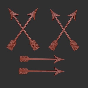 Könnte beinhalten: Ein Satz von fünf Holzpfeilen mit brauner Farbe. Zwei Paare von Pfeilen sind gekreuzt, und ein Paar ist parallel.