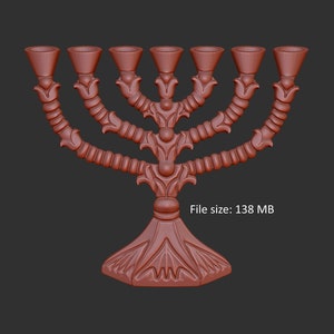 Puede incluir: Una menorá roja adornada con siete candelabros. La menorá tiene una base detallada y diseños intrincados en los brazos.