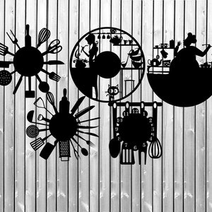 Könnte beinhalten: Schwarze Wandkunst zum Thema Küche. Die Kunst zeigt Silhouetten von Küchenutensilien, die um einen zentralen Kreis angeordnet sind, sowie Darstellungen eines Kochs, einer kochenden Frau und einer Uhr. Der Hintergrund ist eine hellgraue Holzoberfläche.