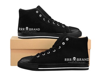 Pode incluir: Tênis de cano alto pretos com cadarços brancos e uma faixa branca na sola. Os tênis apresentam o texto "RRR BRAND" e a frase "Real Recognize Real But I Peep The Fake To" impressos na lateral.