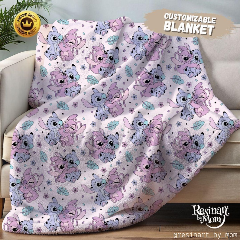 Puede incluir: Una manta personalizable con un patr&oacute;n repetido de personajes de dibujos animados en tonos azules y rosas, abraz&aacute;ndose. La manta tiene un fondo blanco con peque&ntilde;os acentos florales y de hojas. Las palabras "CUSTOMIZABLE BLANKET" se muestran en la parte superior derecha.