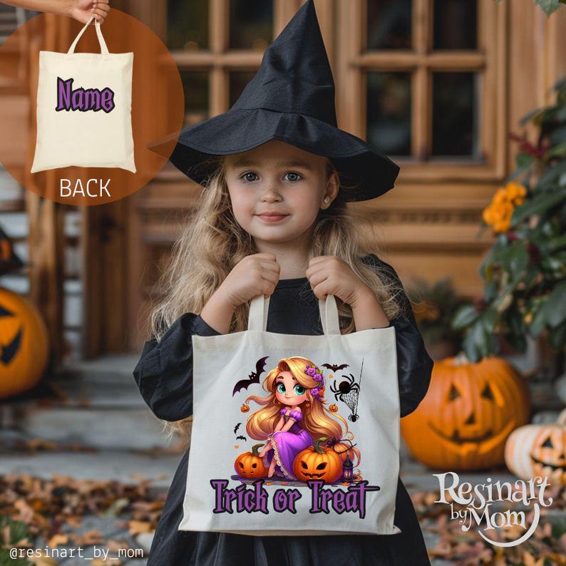 Puede incluir: Bolso tote de Halloween blanquecino con un dibujo de princesa de dibujos animados, calabazas, murci&eacute;lagos y una ara&ntilde;a. El texto "Trick or Treat" est&aacute; debajo. La parte posterior de la bolsa tiene la palabra "Name" en morado. La bolsa tiene asas blancas.