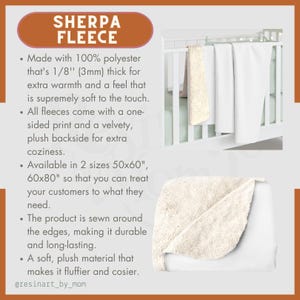 Op de afbeelding: Een zachte, pluche sherpa fleece deken in beige met een witte achterkant. De deken is gevouwen op een wit babybedje. De tekst "SHERPA FLEECE" staat in een bruin rechthoekje bovenaan de afbeelding. De tekst hieronder beschrijft de deken als gemaakt van 100% polyester en verkrijgbaar in twee maten: 50x60 inch en 60x80 inch.