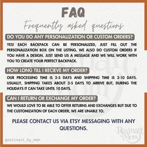 Op de afbeelding: FAQ: Veelgestelde vragen over gepersonaliseerde rugzakken. Ja! Elke rugzak kan worden gepersonaliseerd. Vul gewoon het personalisatievak in de vermelding in. We doen ook custom orders als je een ontwerp hebt. Stuur ons gewoon een bericht en we werken met je samen om je perfecte rugzak te maken. Onze verwerkingstijd is 2-5 dagen en de verzendtijd is 3-10 dagen. Normaal gesproken duurt verzending ongeveer 3-5 dagen, maar tijdens de feestdagen kan het tot 10 dagen duren. We zouden graag retouren en omruilingen aanbieden, maar vanwege de personalisatie van elke bestelling kunnen we dat niet doen. Neem contact met ons op via Etsy-berichten als je vragen hebt.