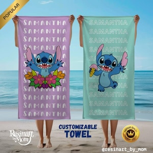 K&ouml;nnte beinhalten: Zwei Strandt&uuml;cher mit einer blauen Stitch-Figur aus Lilo & Stitch. Ein Handtuch ist helllila mit dem Namen Samantha, der darauf wiederholt wird. Das andere Handtuch ist hellblau mit dem Namen Samantha, der darauf wiederholt wird. Die Handt&uuml;cher werden von zwei Personen gehalten.