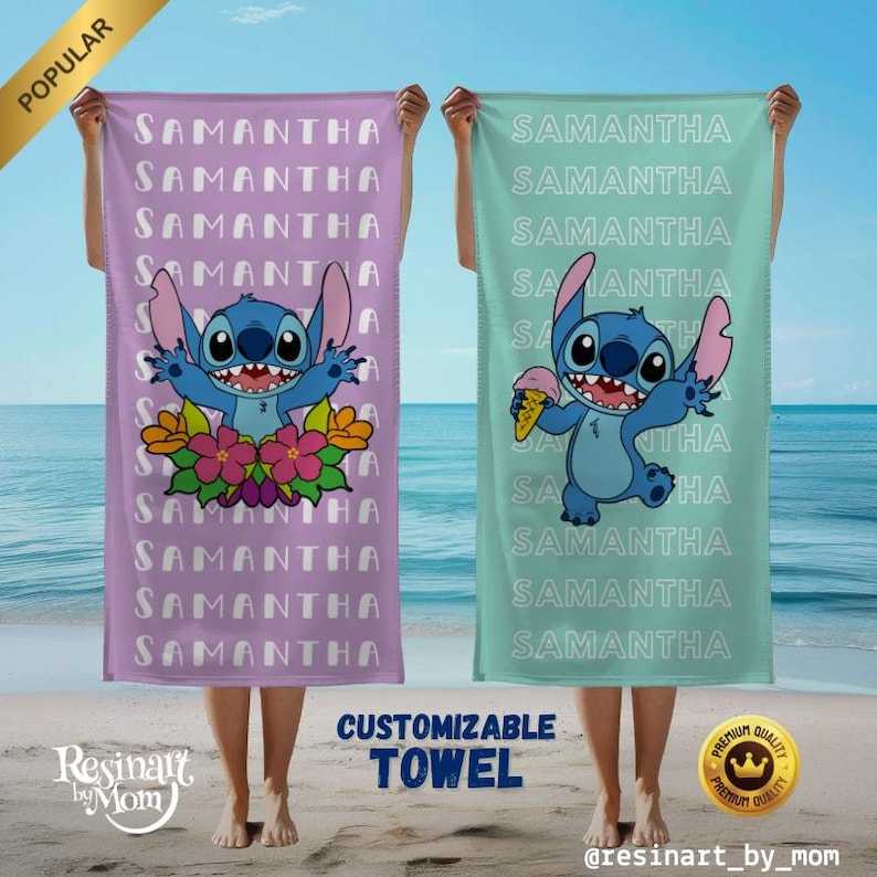 K&ouml;nnte beinhalten: Zwei Strandt&uuml;cher mit einer blauen Stitch-Figur aus Lilo & Stitch. Ein Handtuch ist helllila mit dem Namen Samantha, der darauf wiederholt wird. Das andere Handtuch ist hellblau mit dem Namen Samantha, der darauf wiederholt wird. Die Handt&uuml;cher werden von zwei Personen gehalten.
