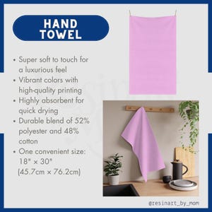 K&ouml;nnte beinhalten: Ein hellrosa Handtuch. Das Handtuch ist rechteckig und besteht aus einer Mischung aus 52 % Polyester und 48 % Baumwolle. Das Handtuch misst 45,7 cm x 76,2 cm und wird an einem Holzregal aufgeh&auml;ngt. Der Text "HAND TOWEL" wird in einem blauen Oval angezeigt.