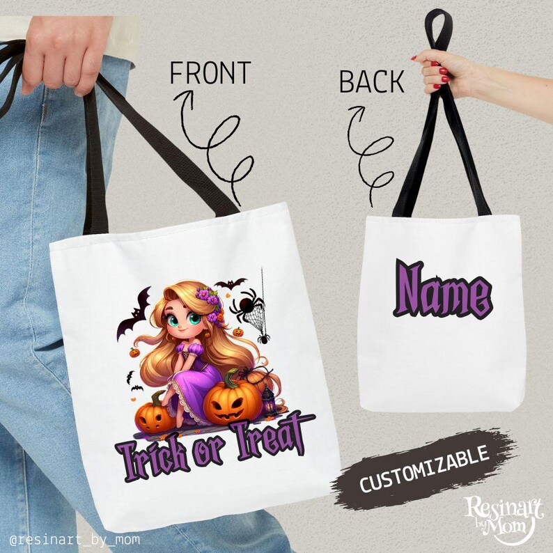Puede incluir: Bolso tote blanco con asas negras, con un dise&ntilde;o de Halloween. La parte delantera muestra una ni&ntilde;a de dibujos animados con calabazas y el texto "Trick or Treat". La parte trasera tiene la palabra "Name" en morado. La bolsa es personalizable.