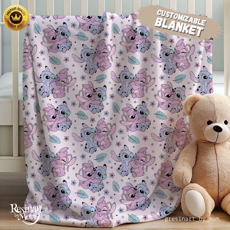 Puede incluir: Una manta rosa claro con un patr&oacute;n repetido de personajes de dibujos animados en morado y azul, con detalles florales y de hojas. La manta est&aacute; sobre una cuna, con un oso de peluche en primer plano. El texto "CUSTOMIZABLE BLANKET" es visible.