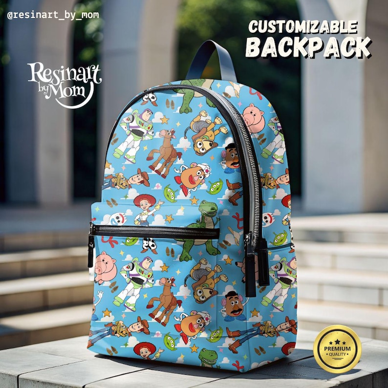 Op de afbeelding: Een blauwe rugzak met een aanpasbaar ontwerp met personages uit de Toy Story-filmfranchise. De rugzak heeft een zwarte rits en een zwarte band. De tekst "CUSTOMIZABLE BACKPACK" staat in witte letters op een zwarte achtergrond bovenaan de afbeelding. De tekst "Resinart by Mom" staat in witte letters op een zwarte achtergrond linksboven in de afbeelding.