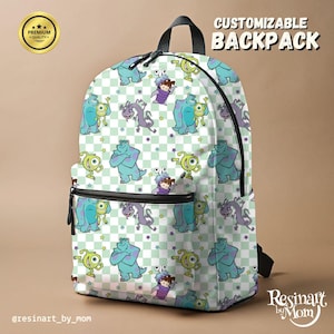 Może przedstawiać: Biały plecak z wzorem postaci z kreskówek na zielono-białym kratkowanym tle. Plecak ma czarny zamek błyskawiczny, uchwyt i paski. Tekst "CUSTOMIZABLE BACKPACK" jest wydrukowany w prawym górnym rogu.