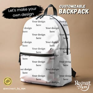 Könnte beinhalten: Weißer, anpassbarer Rucksack mit schwarzen Akzenten, mit einer Vordertasche und einem oberen Griff. Der Text "Let's make your own design" und "Customizable Backpack" sind zu sehen. Der Rucksack hat den Text "Your design here".